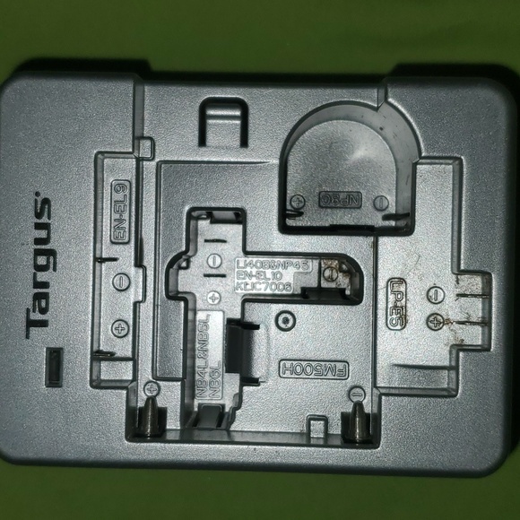 2/$8 📷 Targus Tg-unv100 camera battery charger - Picture 3 of 5